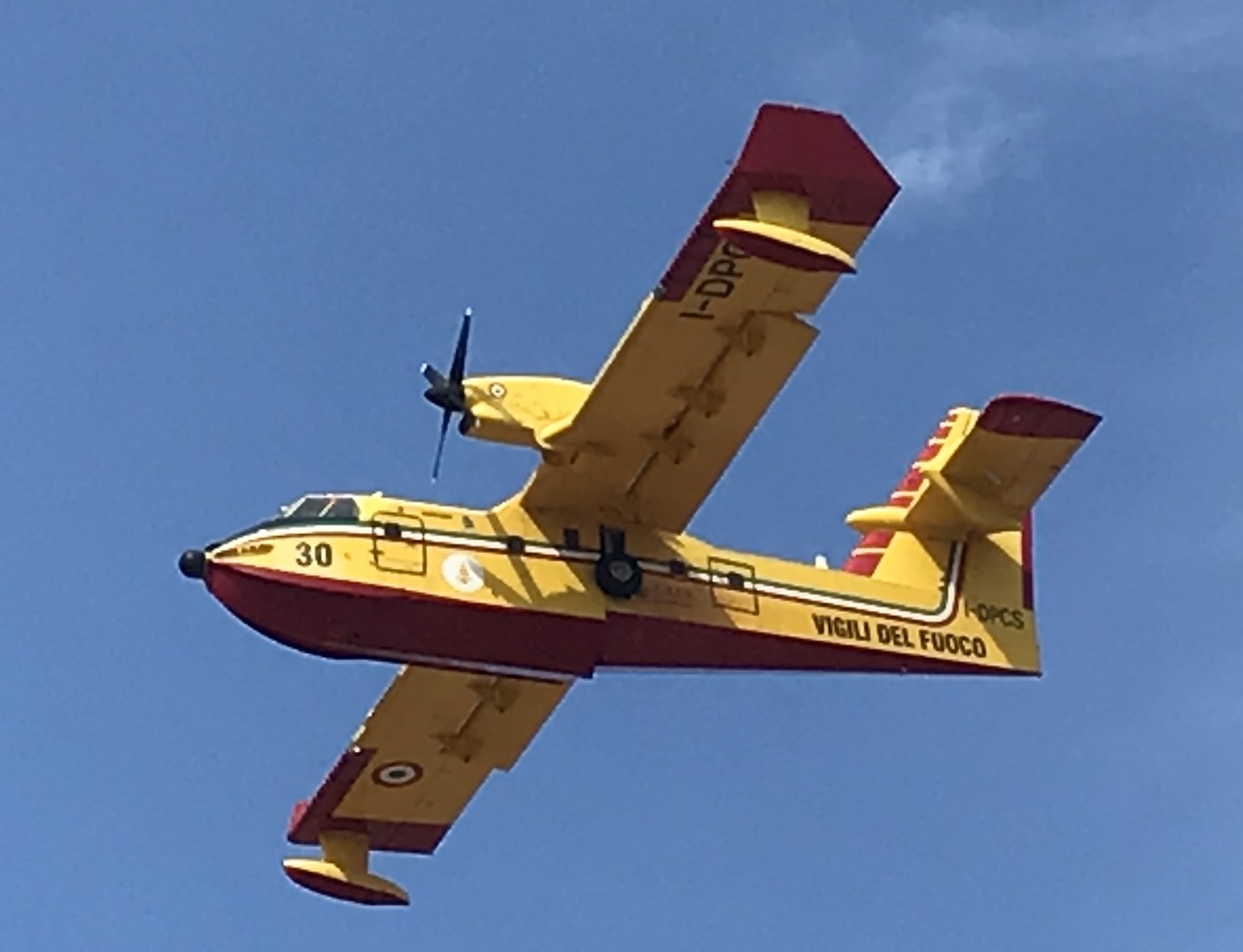 Un Canadair in azione in Sardegna
