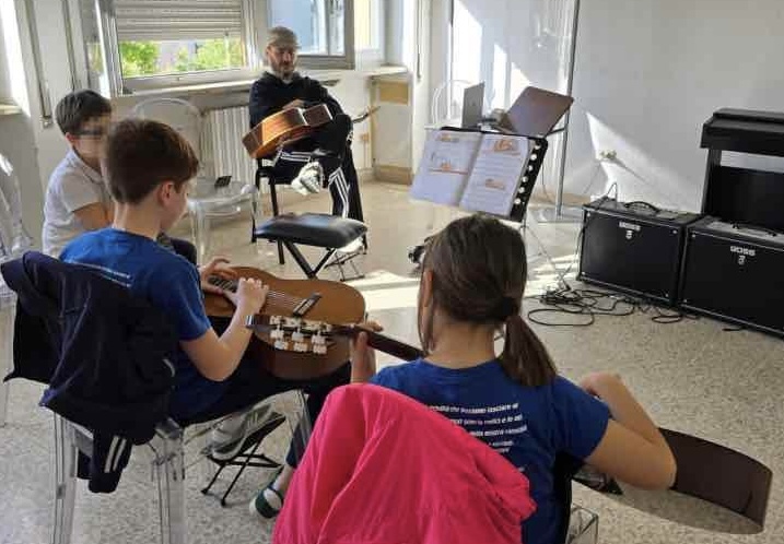 Una lezione alla scuola civica di musica di Cagliari