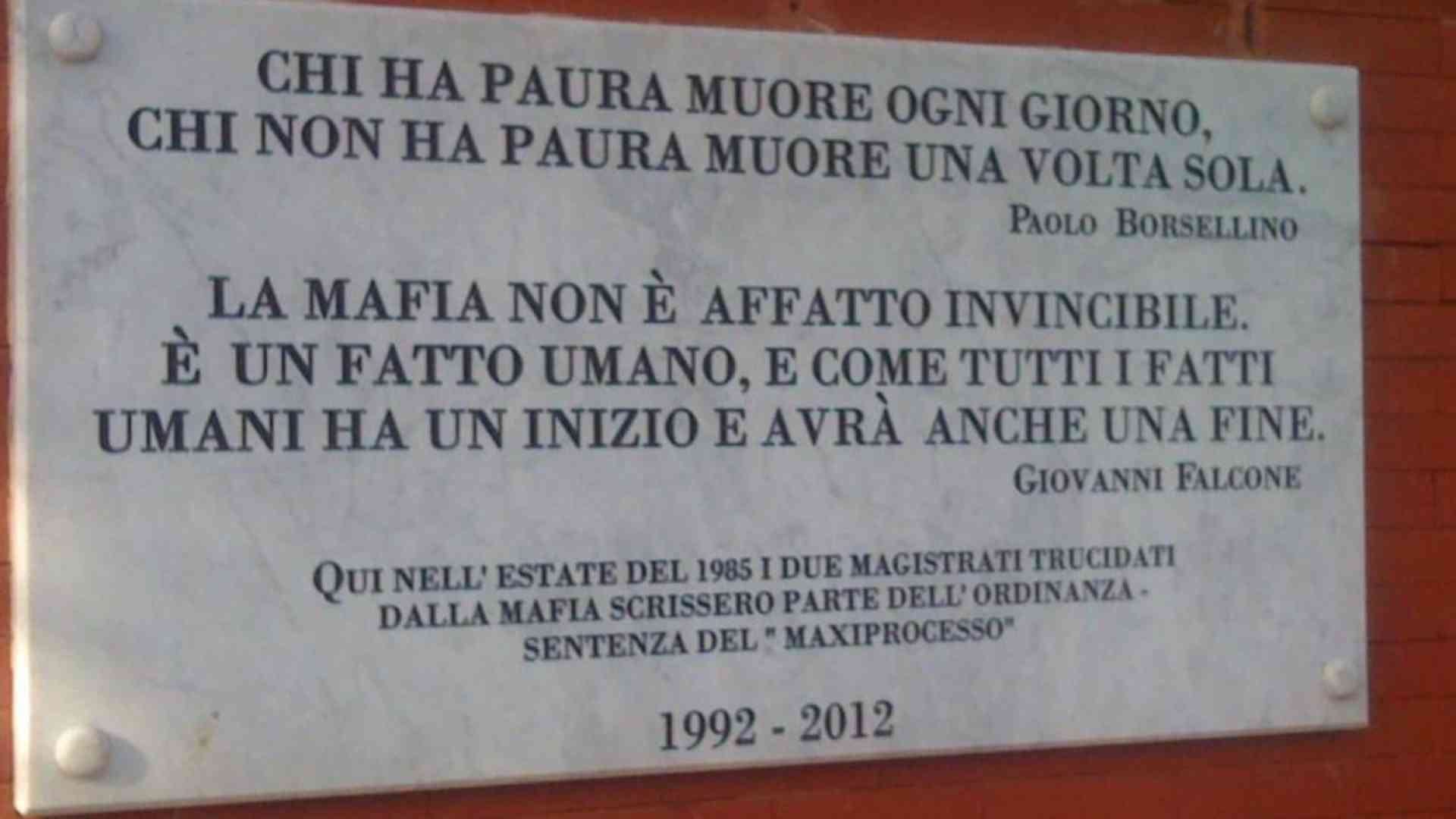 La targa che ricorda la permanenza di Falcone e Borsellino all’Asinara