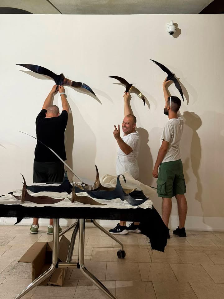 Roberto Ziranu durante l’allestimento della mostra
