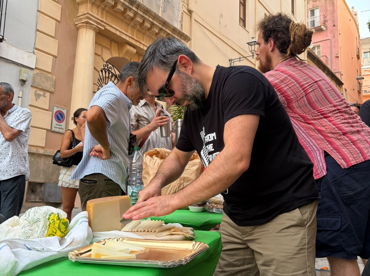 La festa davanti alla moschea nel rione Marina