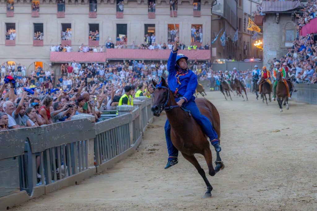Giovanni Atzeni “Tittia” vince il Palio di Siena