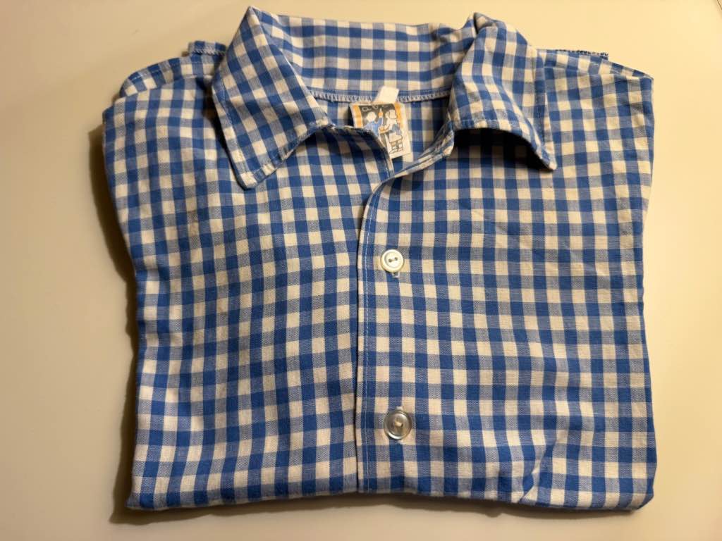 La camicia della divisa tradizionale della Laetitia