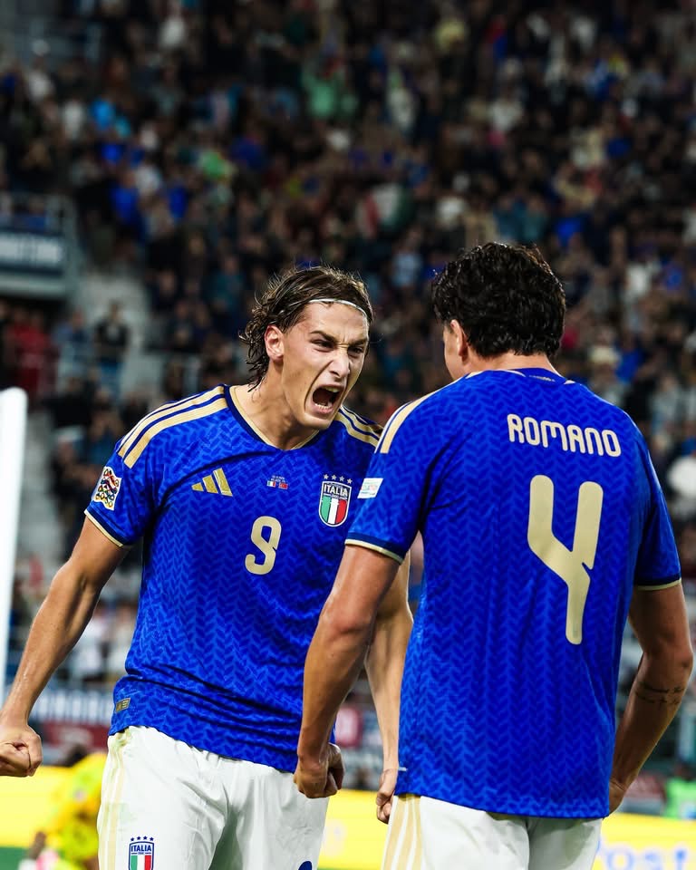 Romano e Pio Esposito esultano per la terza rete (Foto: pagina di Facebook della Figc)